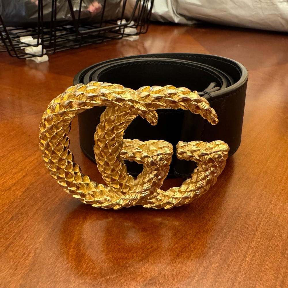 Gucci Black Leather Gold Textured Double G Buckle